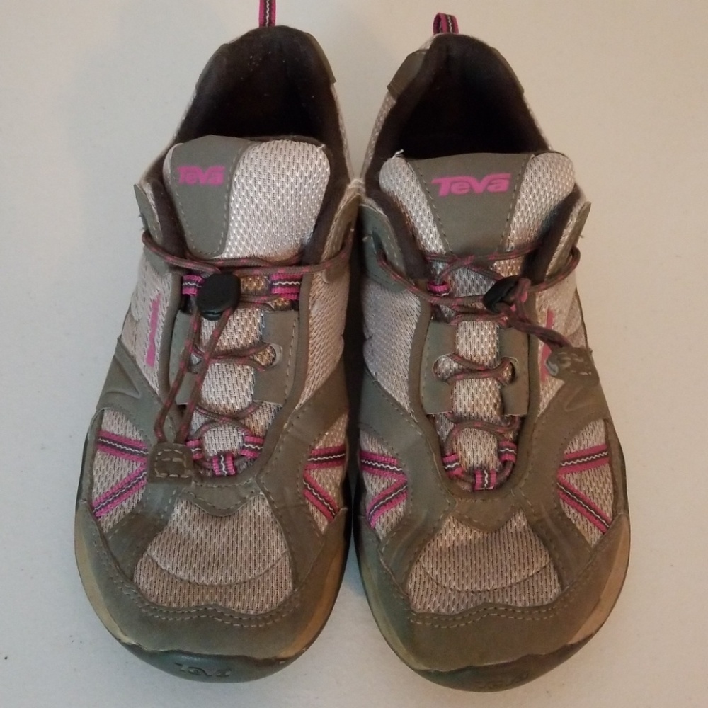 Teva walking/trail shoes sz 6